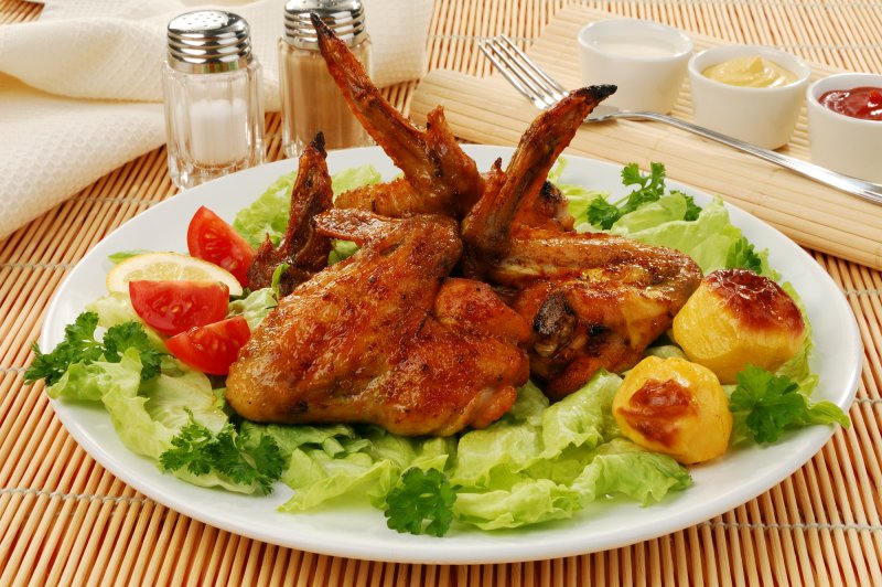 Жареные куриные крылышки со свежими овощами