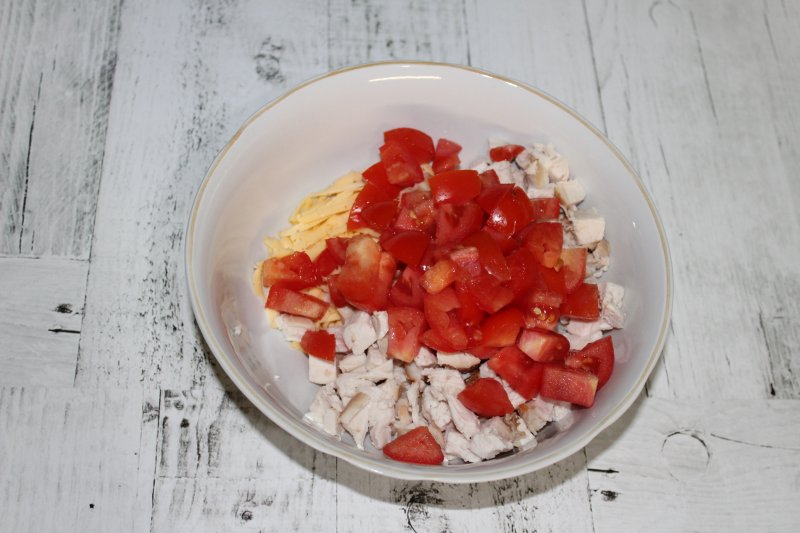 Пошаговый фото-рецепт: Салат с курицей, помидорами и секретным ингредиентом