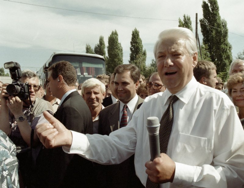 Почему у Ельцина не хватало двух пальцев на руке