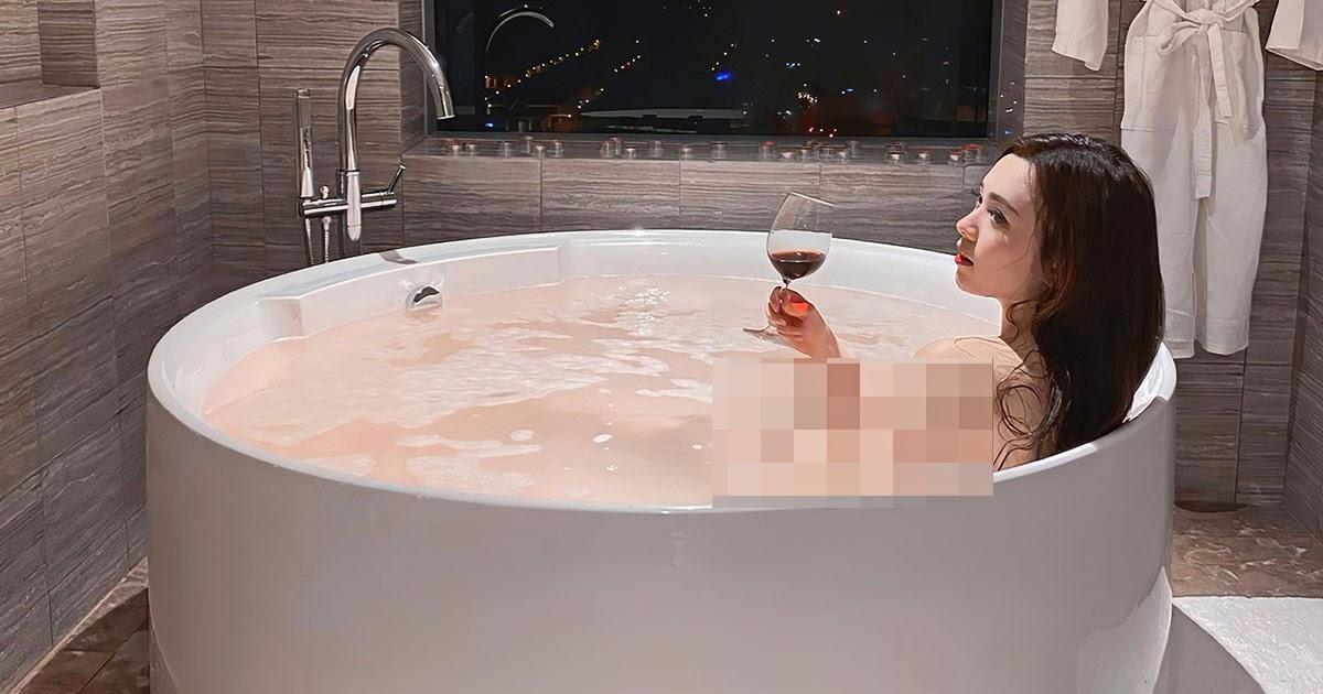 Самая красивая стюардесса порадовала фанатов снимком голышом в ванной