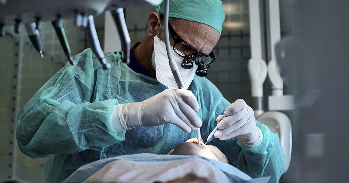 Американцы, переболевшие коронавирусом, стали терять зубы