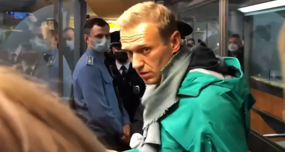 Почему навальная не приехала в россию. Навальный арест в Шереметьево. Навальный в аэропорту.