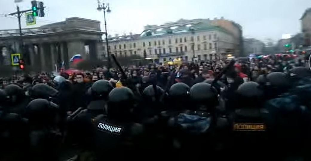 Прощание с навальным в петербурге. Омоны митинг 2015 года. Митинг в Питере сейчас против Путина прямой эфир. Митинги 2021 Навальный били полицейских.