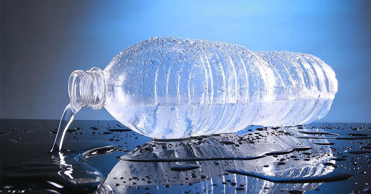 Разлитая вода примета. Разлитая вода. Бутылка для воды. Вода из бутылки. Разлитая бутылка воды.