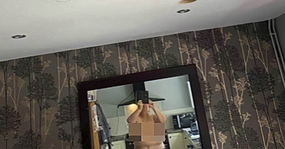 Женщина по ошибке отправила рабочим свое обнаженное фото