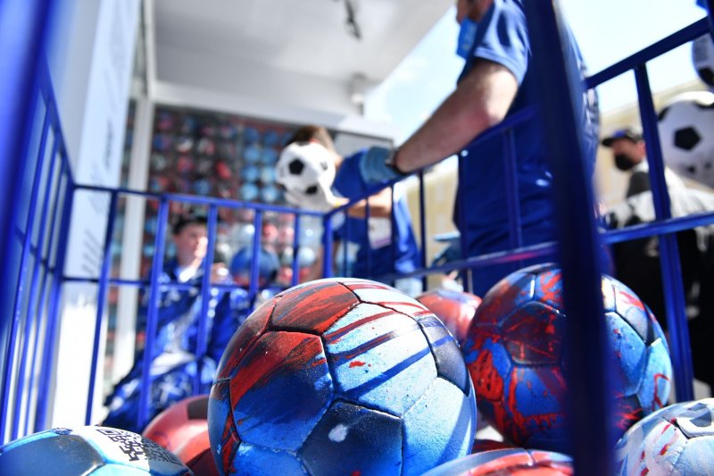 Охота на мячи. Арт-объект Покраса Лампаса к Евро-2020 подарят болельщикам
