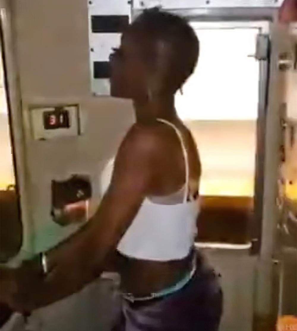 Машинист метро отдал девушке управление поездом и лишился работы