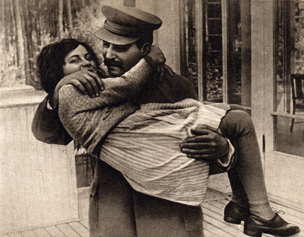 «Плевать на дедушку». Как выглядит внучка Сталина, живущая в Америке