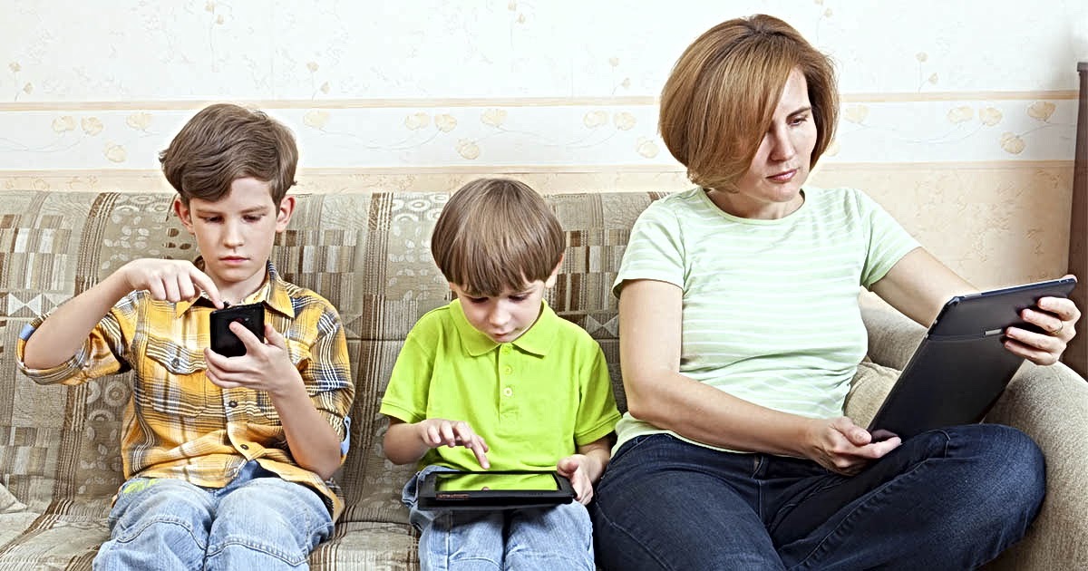 Ученые установили, что смартфон резко сокращает общение матери с ребенком