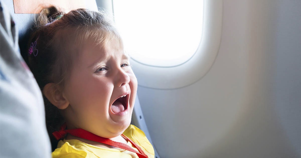Стюардесса раскрыла секрет, как не оказаться рядом с младенцем в самолете