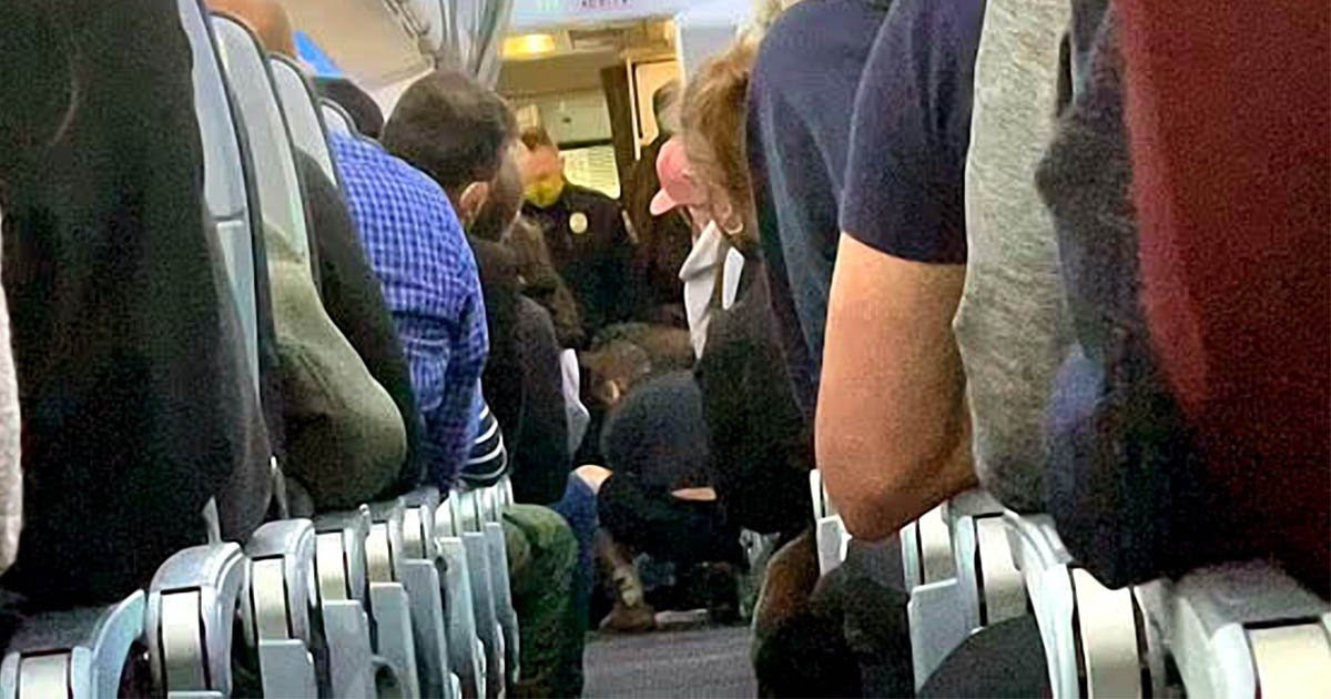 Стюардесса усмирила буйного пассажира ударом кофейника по голове