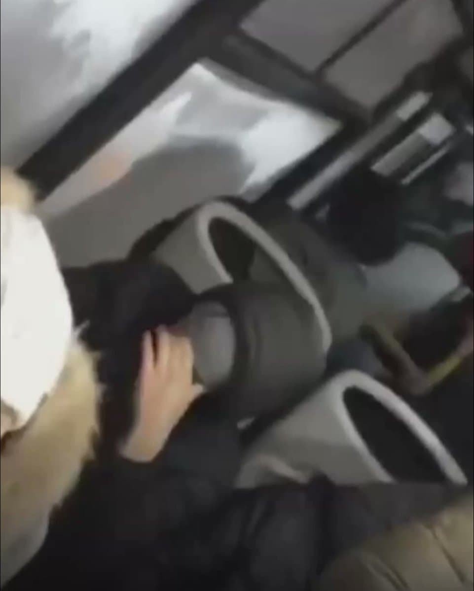 Пристали в автобусе: в Екатеринбурге приезжие избили учительницу и ее дочь