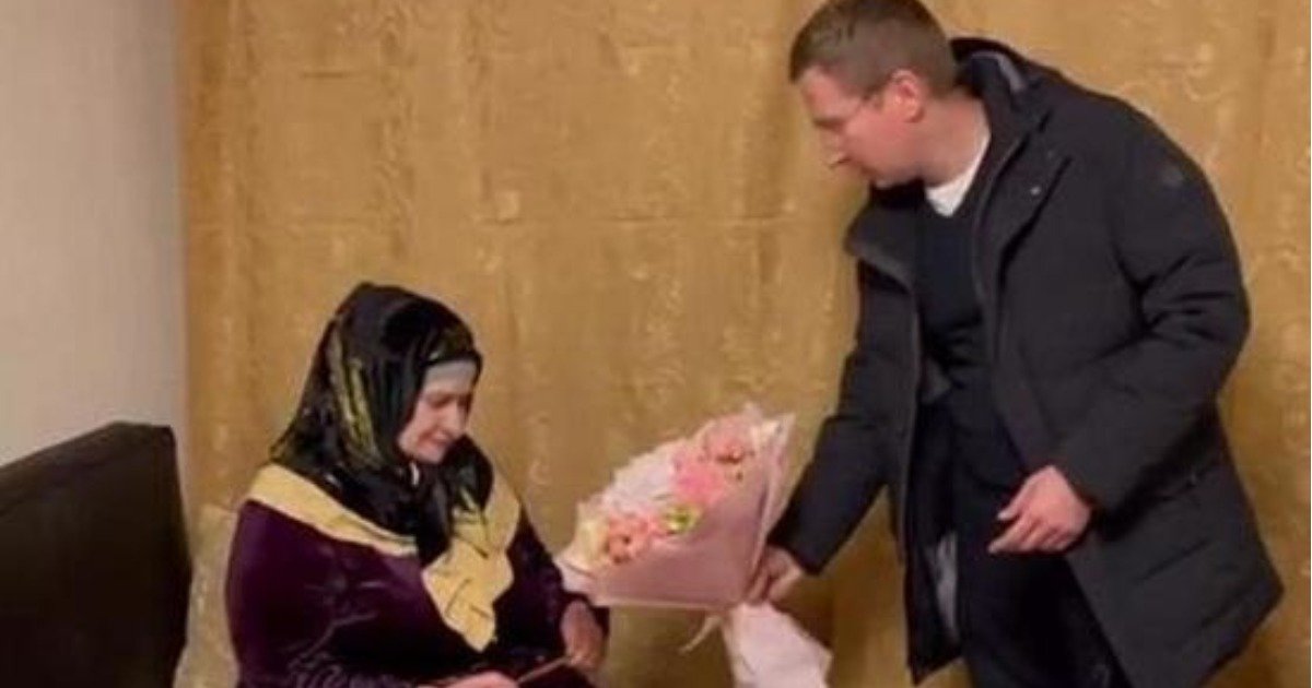 Депутат Закускин подарил букет чеченке после колбасного конфликта