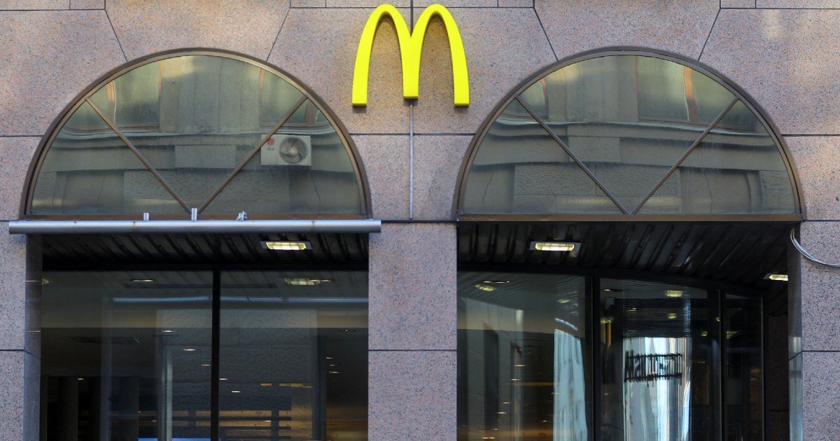Рестораны McDonald's в России могут снова открыться к маю — источник ТАСС