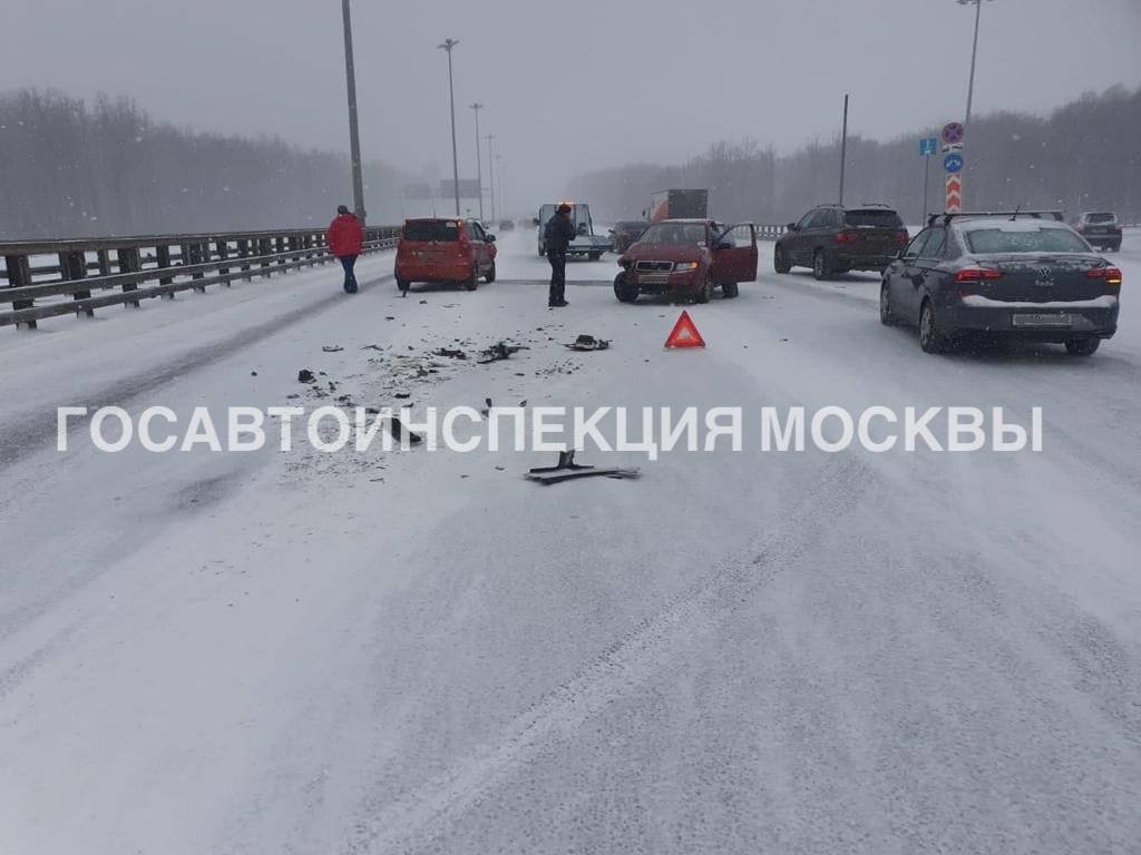 Более 15 машин столкнулись возле Внуково из-за резкого снегопада