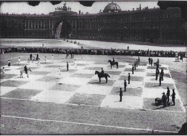 В Петербурге играют в шахматы живыми людьми
